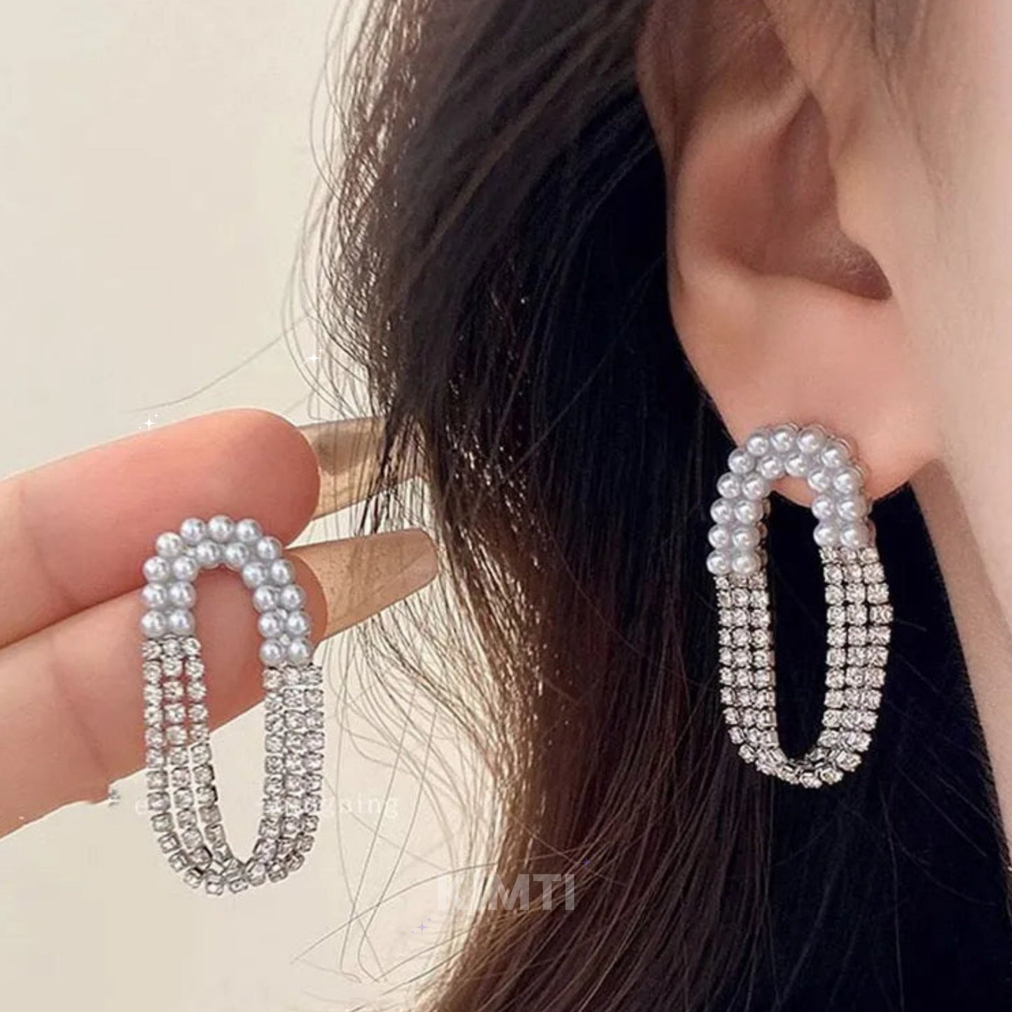 Silver Queen Charlotte Dangler Earring