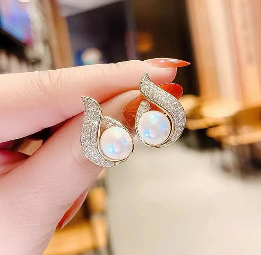 Pearl White Stud Earring