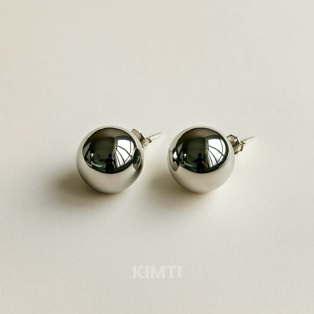Devil Wears Prada Black Stud Earring — Buy Any 5 for Rs. 599